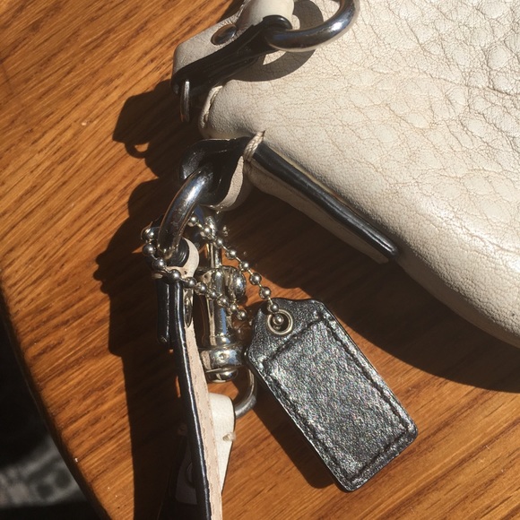 Lovely White Leather COACH Wristlet - Picture 5 of 6